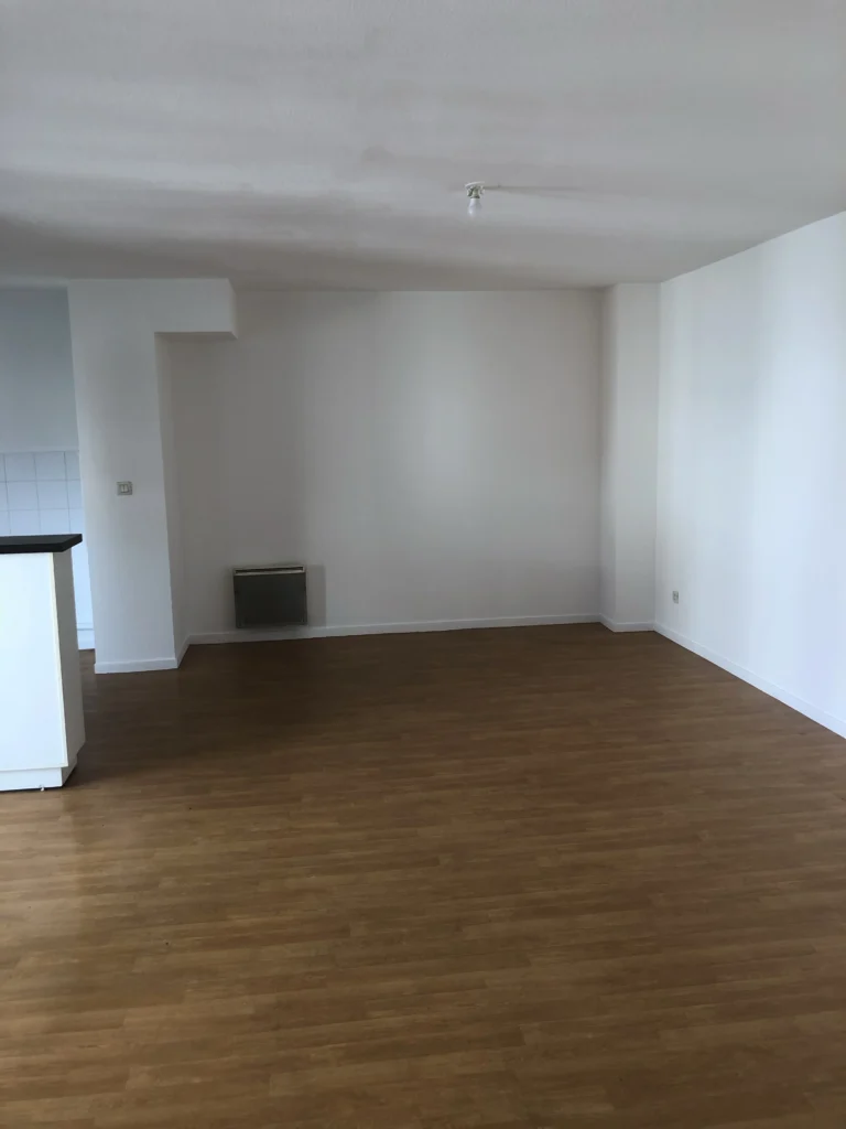 Travaux de rénovation à Toulouse - Nos réalisations - Rénovation complète d’un salon avec pose de parquet en bois marron avant et après