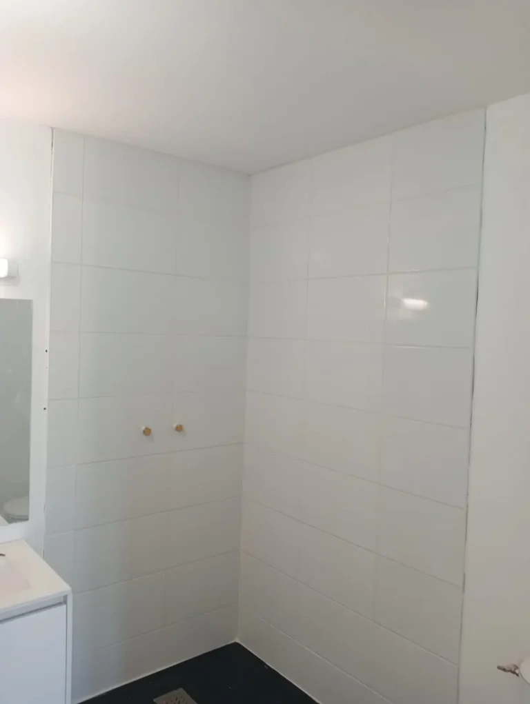 Travaux de rénovation à Toulouse - Nos réalisations - Salle de bain avant et après rénovation complète