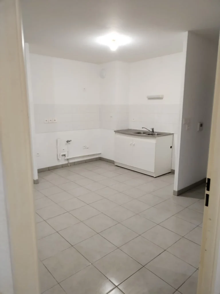 Travaux de rénovation à Toulouse - Nos réalisations - Rénovation d’un sol de salle de bain avec carrelage avant et après